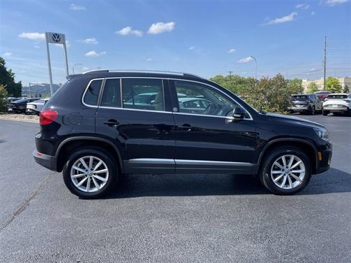 Deep Black Pearl Effect 2017 Volkswagen Tiguan 2.0T Wolfsburg Edition