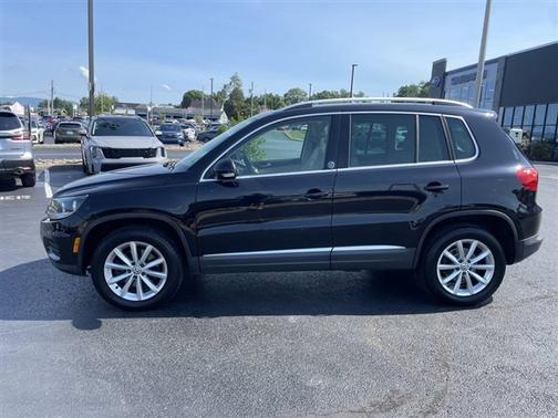 Deep Black Pearl Effect 2017 Volkswagen Tiguan 2.0T Wolfsburg Edition