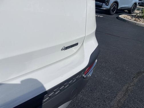 Pure White 2024 Volkswagen Taos 1.5T SE