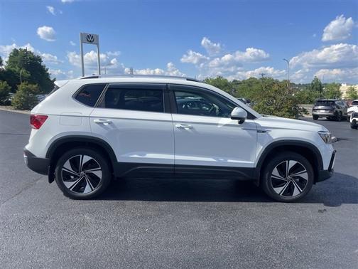 Pure White 2024 Volkswagen Taos 1.5T SE