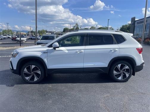 Pure White 2024 Volkswagen Taos 1.5T SE