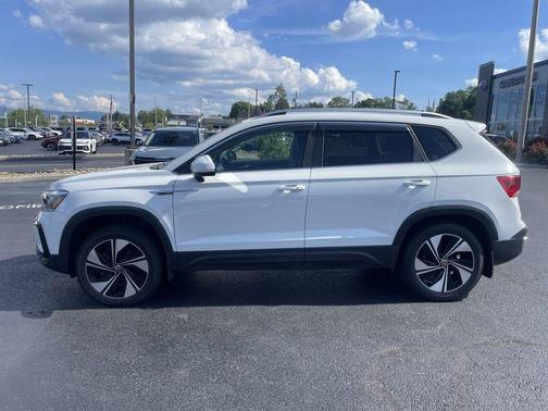 Pure White 2024 Volkswagen Taos 1.5T SE