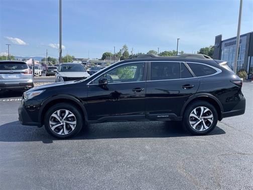 Crystal Black Silica 2022 Subaru Outback Limited XT