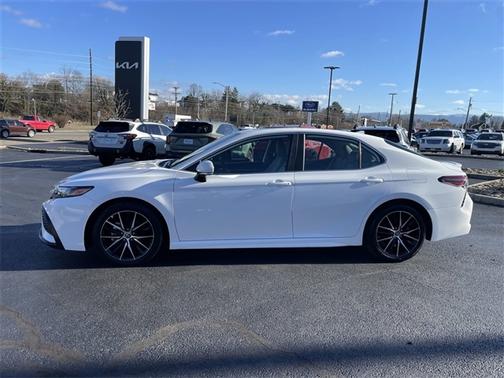 2024 Toyota Camry Hybrid SE