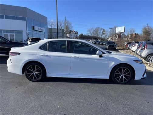 2024 Toyota Camry Hybrid SE