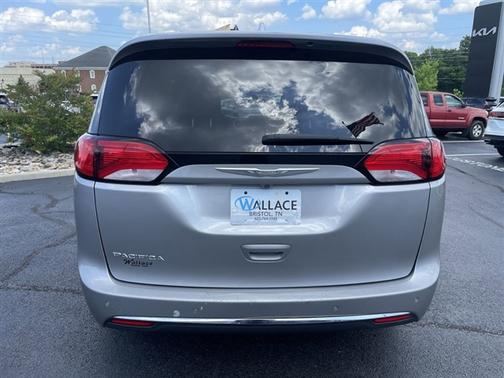 Billet Silver Metallic Clearcoat 2017 Chrysler Pacifica Touring-L