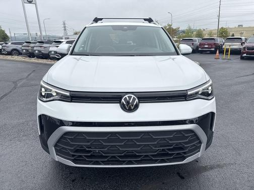 Pure White 2025 Volkswagen Taos 1.5T SE