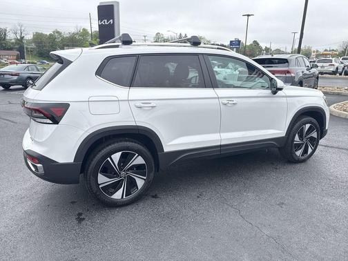 Pure White 2025 Volkswagen Taos 1.5T SE