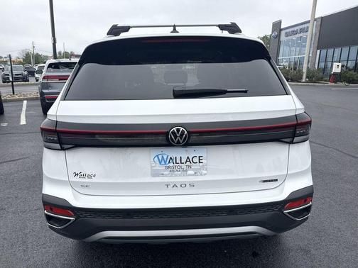 Pure White 2025 Volkswagen Taos 1.5T SE