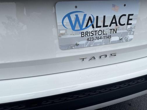 Pure White 2025 Volkswagen Taos 1.5T SE