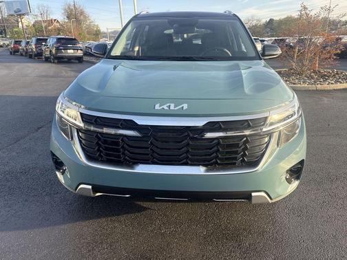 Blue / Black 2026 Kia Seltos S