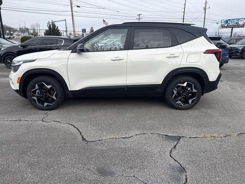 Clear White / Black Roof 2026 Kia Seltos S