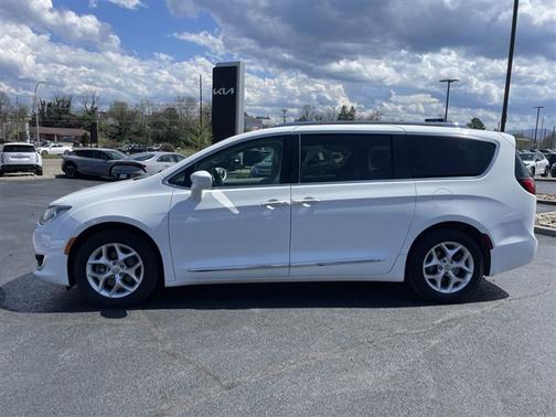 Bright White Clearcoat 2020 Chrysler Pacifica Touring-L Plus