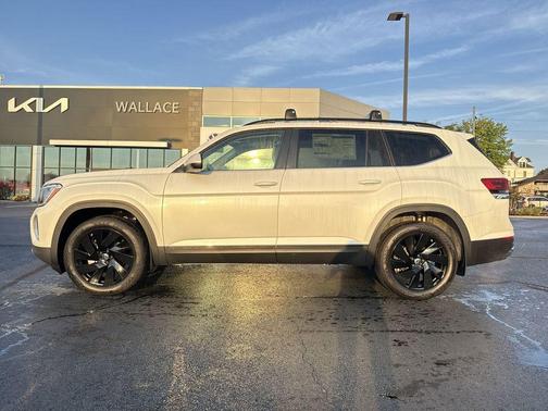 Opal White Pearl 2026 Volkswagen Atlas 2.0T SE w/Technology