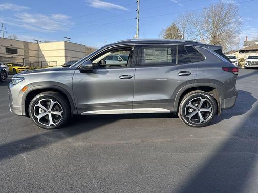 Platinum Gray Metallic 2026 Volkswagen Tiguan 2.0T SE