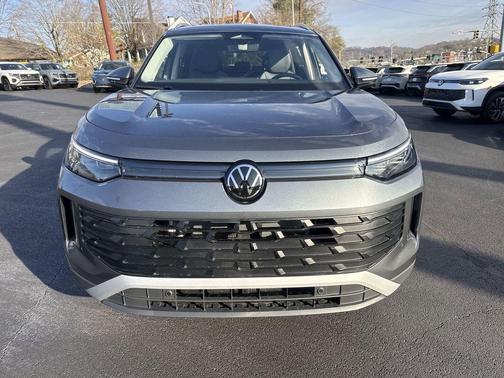 Platinum Gray Metallic 2026 Volkswagen Tiguan 2.0T SE