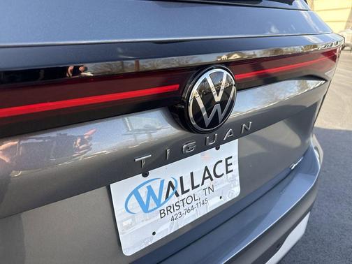 Platinum Gray Metallic 2026 Volkswagen Tiguan 2.0T SE