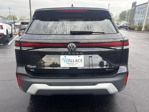 Deep Black Pearl 2026 Volkswagen Tiguan 2.0T SE