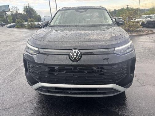 Deep Black Pearl 2026 Volkswagen Tiguan 2.0T SE