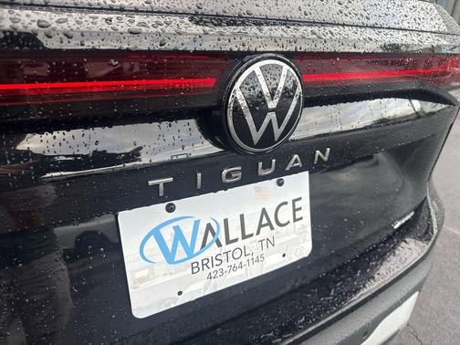 Deep Black Pearl 2026 Volkswagen Tiguan 2.0T SE