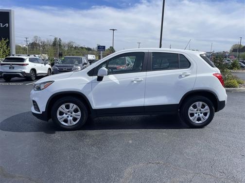 Summit White 2017 Chevrolet Trax LS