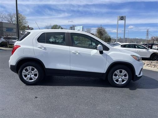 Summit White 2017 Chevrolet Trax LS