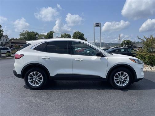 White Metallic 2022 Ford Escape SE