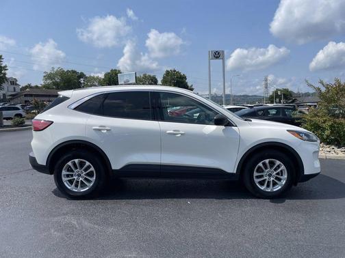 White Metallic 2022 Ford Escape SE