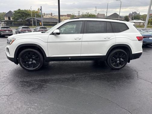 Opal White Pearl 2026 Volkswagen Atlas 2.0T SE w/Technology