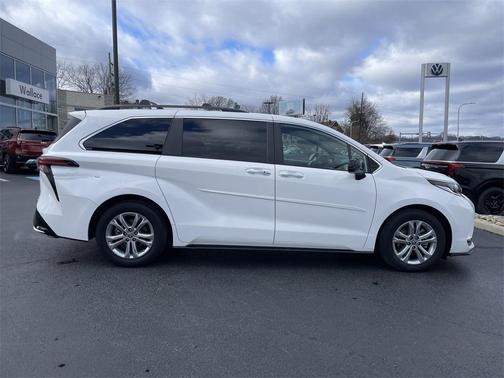 2022 Toyota Sienna XSE 7 Passenger