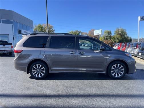 2020 Toyota Sienna XLE