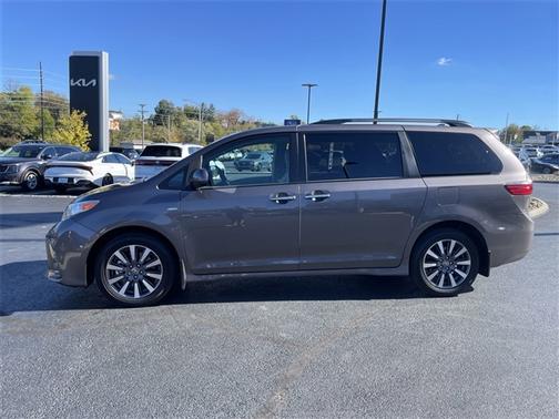 2020 Toyota Sienna XLE