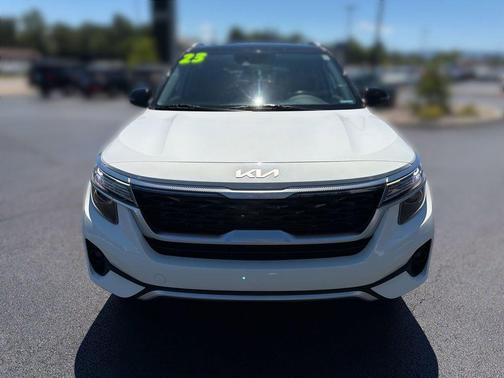 Clear White / Black Roof 2023 Kia Seltos S