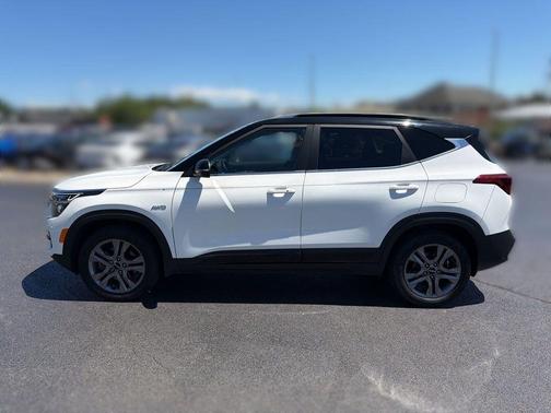 Clear White / Black Roof 2023 Kia Seltos S