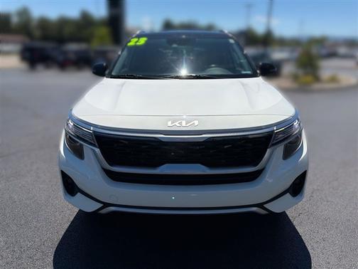 Clear White / Black Roof 2023 Kia Seltos S
