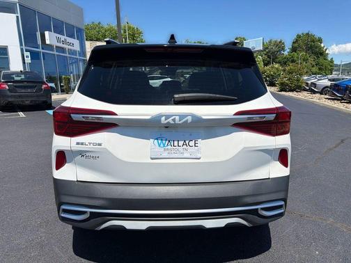 Clear White / Black Roof 2023 Kia Seltos S