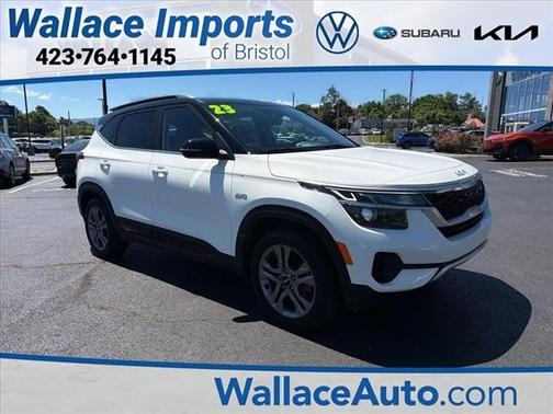 Clear White / Black Roof 2023 Kia Seltos S