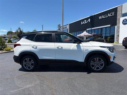 Clear White / Black Roof 2023 Kia Seltos S