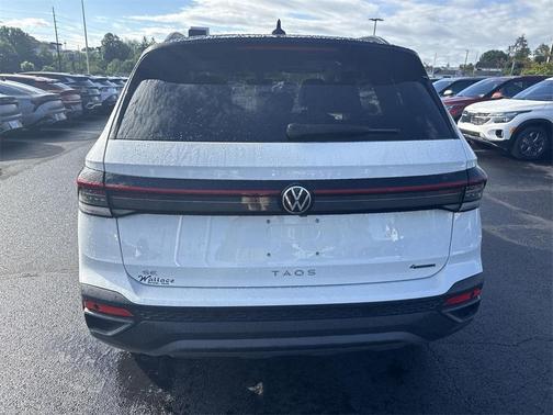2025 Volkswagen Taos 1.5T SE Black