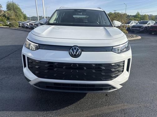 Pure White 2026 Volkswagen Tiguan 2.0T SE