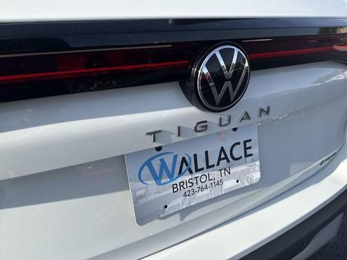 Pure White 2026 Volkswagen Tiguan 2.0T SE