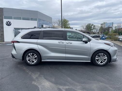 2022 Toyota Sienna XLE