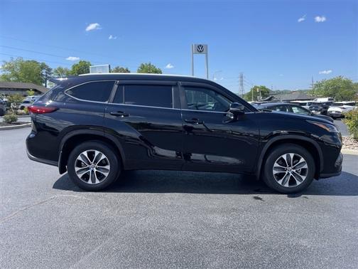 Midnight Black Metallic 2023 Toyota Highlander XLE