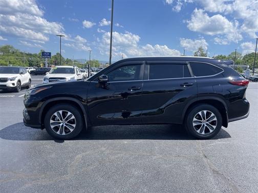 Midnight Black Metallic 2023 Toyota Highlander XLE