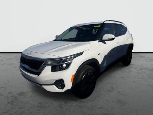 Snow White Pearl 2023 Kia Seltos EX