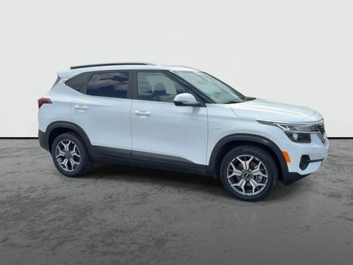 Snow White Pearl 2023 Kia Seltos EX