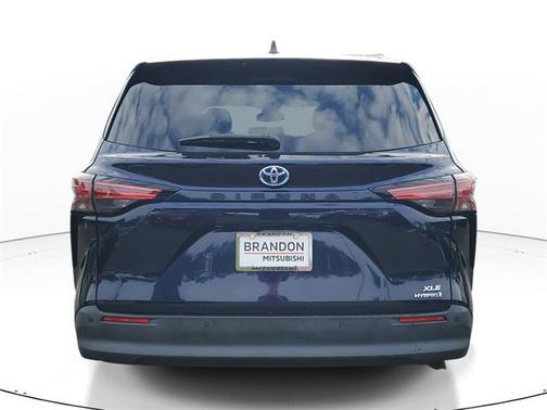 2022 Toyota Sienna XLE 8 Passenger