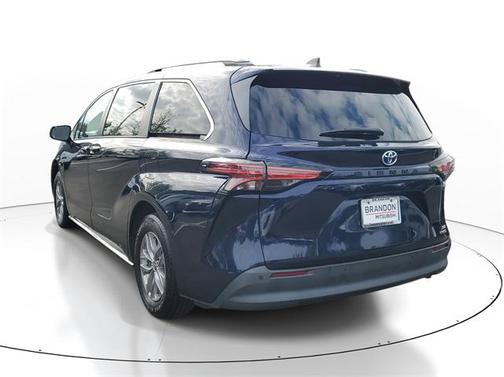 2022 Toyota Sienna XLE 8 Passenger