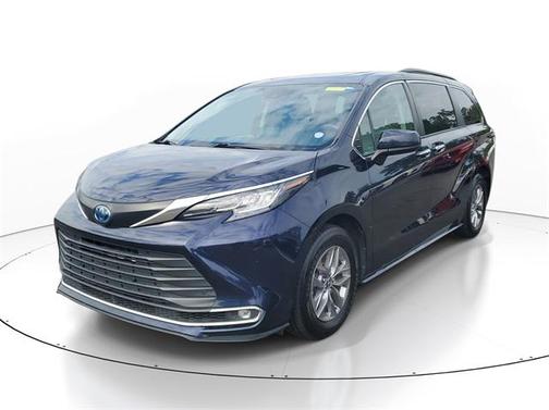 2022 Toyota Sienna XLE 8 Passenger