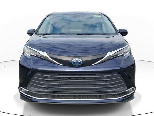 2022 Toyota Sienna XLE 8 Passenger